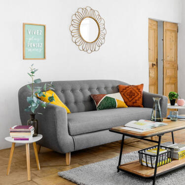 Welche Deko passt zu einem grauen Sofa?