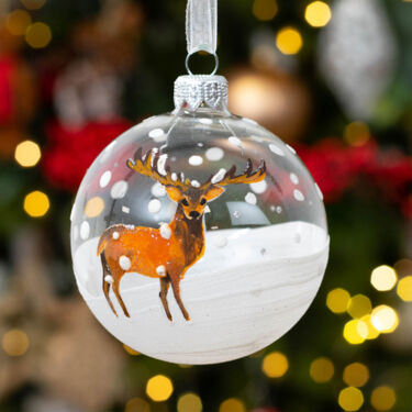 Wie eine Christbaumkugel dekorieren