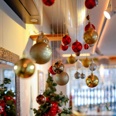 Wie hängt man Weihnachtskugeln an die Decke