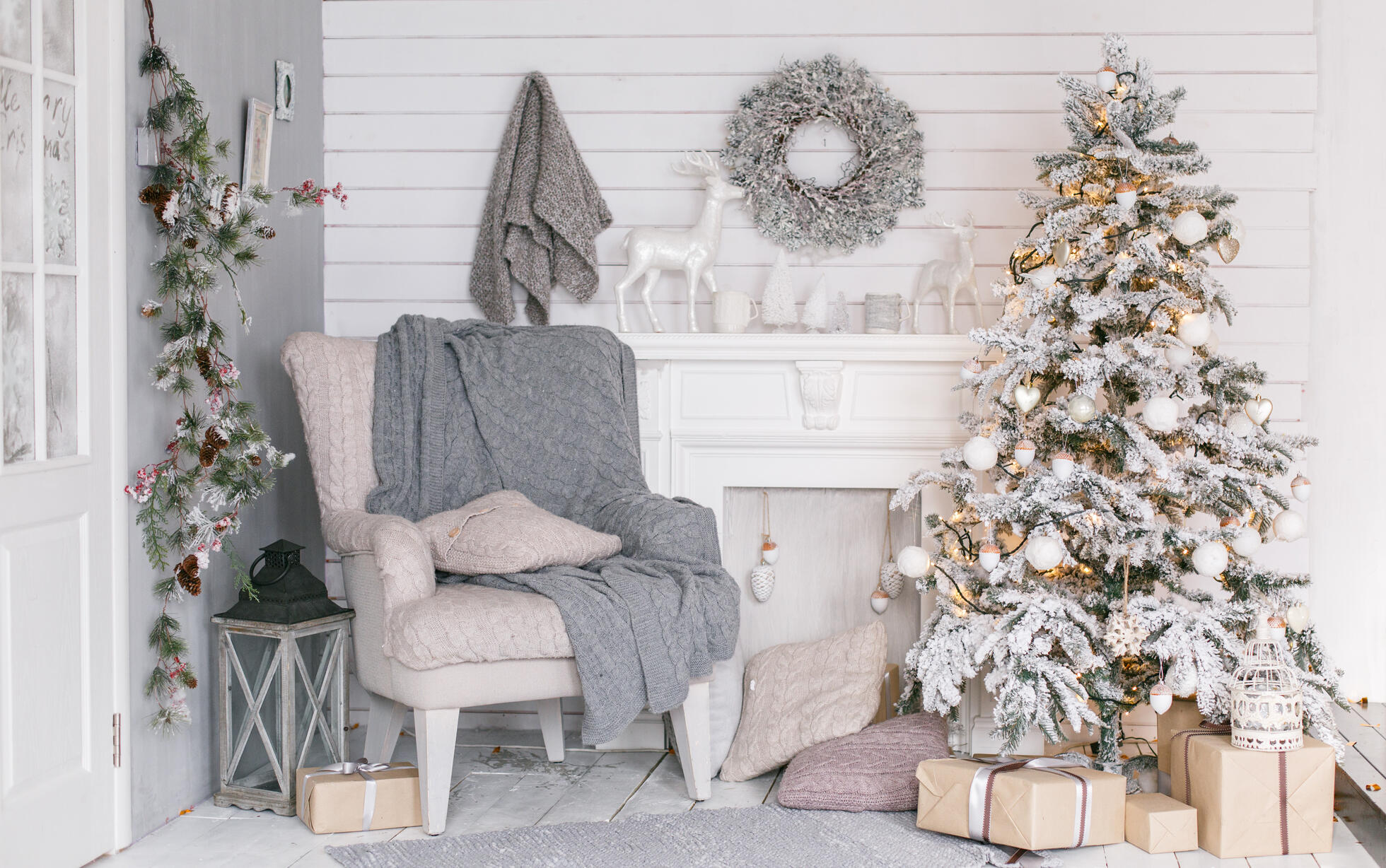 Cómo decorar un árbol de Navidad blanco