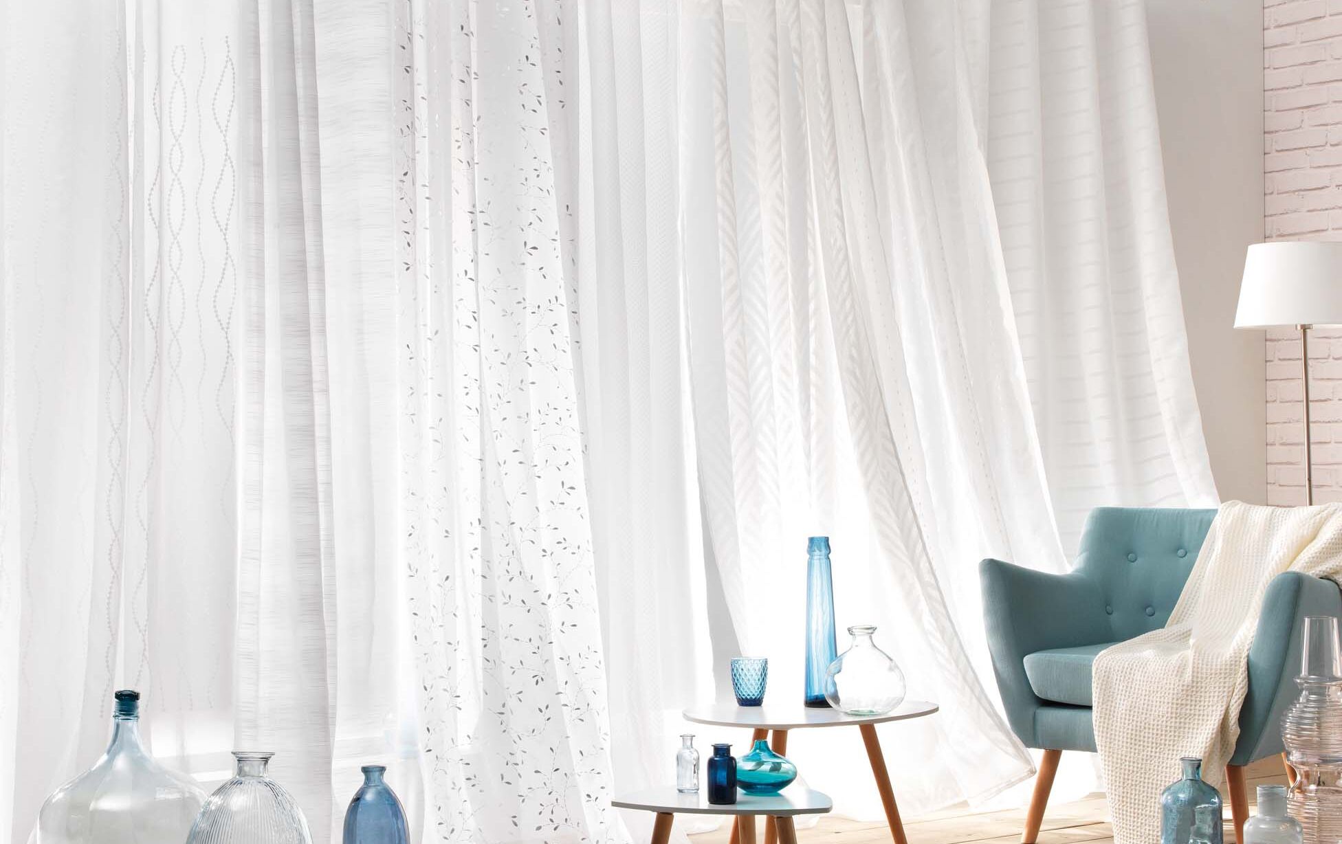 Variedad de visillos blancos, lisos y con estampados