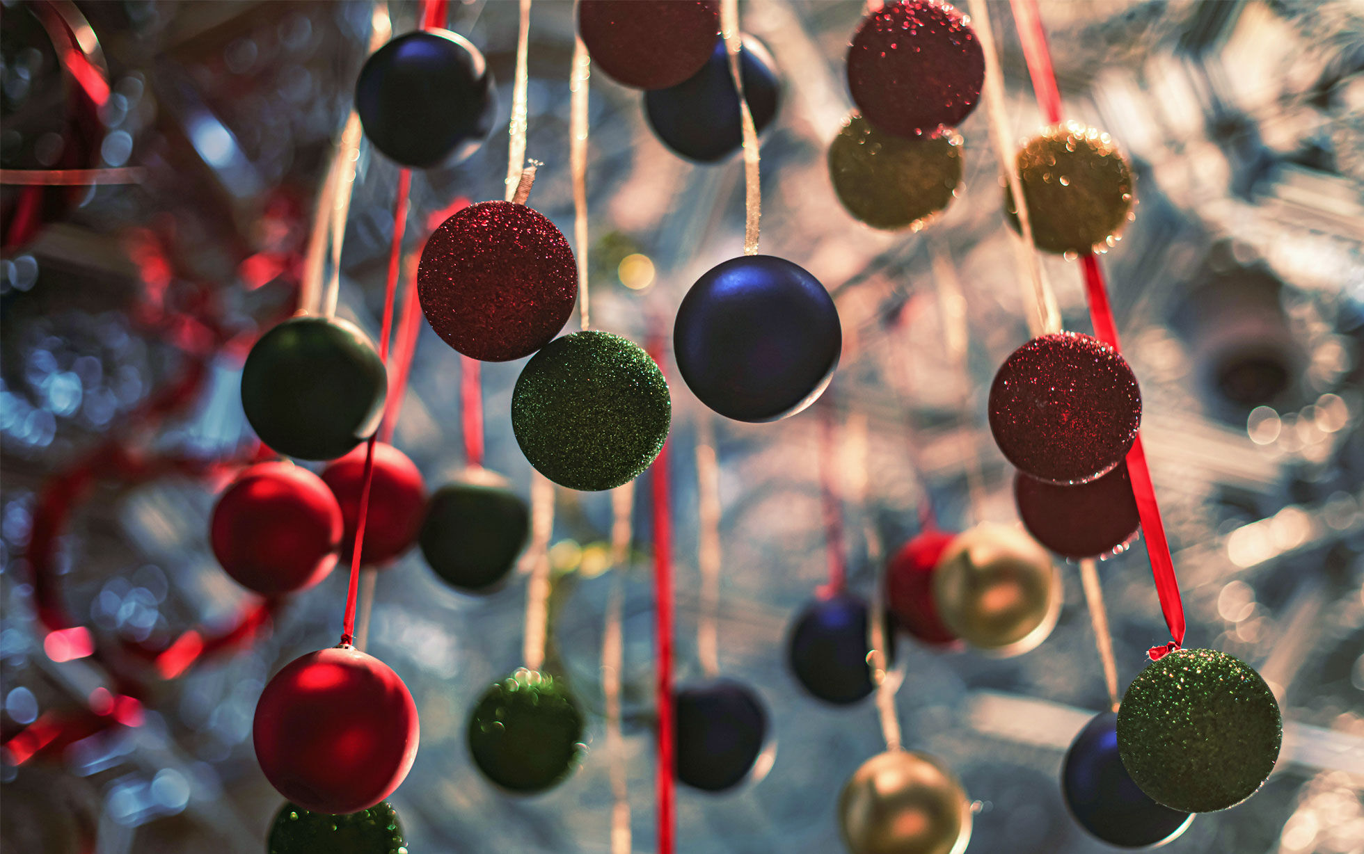 boules de noel multicolores suspendues au plafond