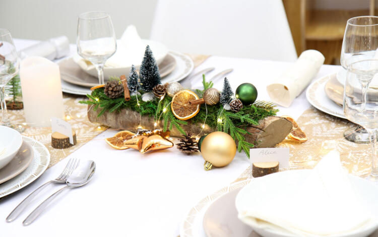 Centre de table Noël : bougies naturelles et décorations en bois - Côté  Maison