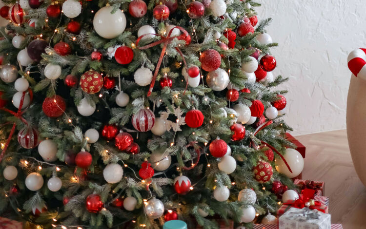Wie viele Weihnachtsbaumkugeln für einen Weihnachtsbaum
