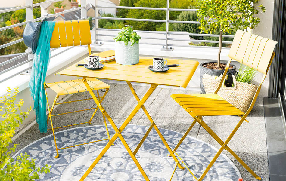 Tisch und Stühle für den Balkon