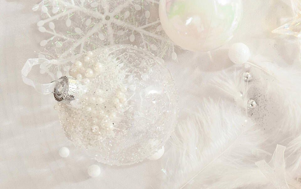 bola de Navidad transparente con perlas blancas