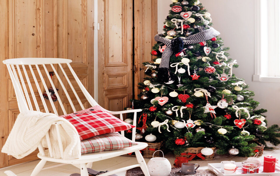 albero di Natale addobato in rosso e bianco