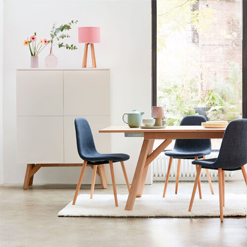 salle à manger deco japandi avec chaise noires
