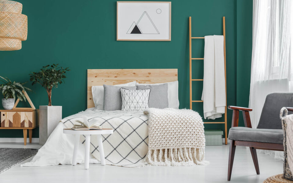 chambre cosy avec mur vert