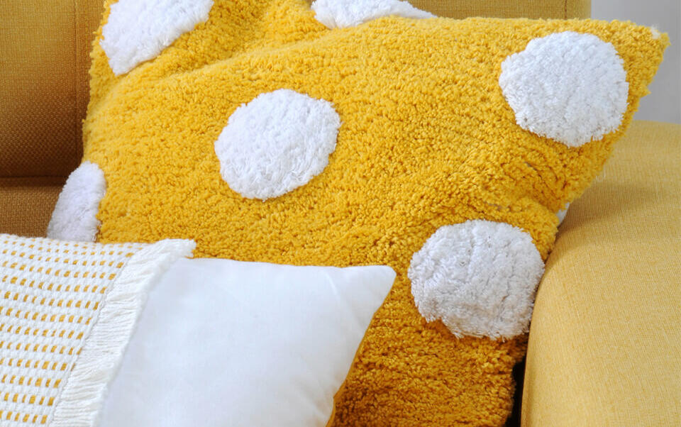 cuscino giallo mostarda pompon