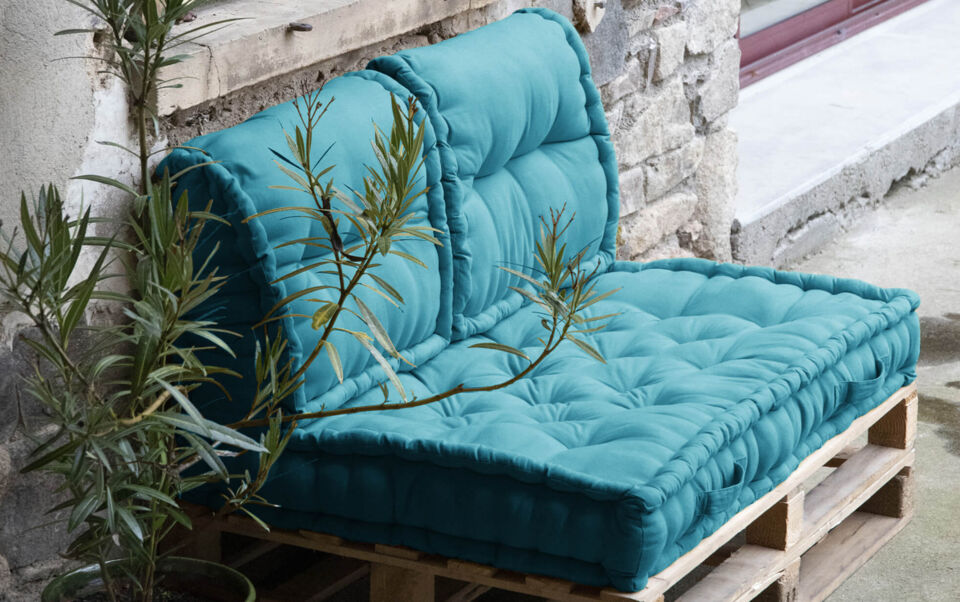 cuscini blu per salotto da giardino in pallet