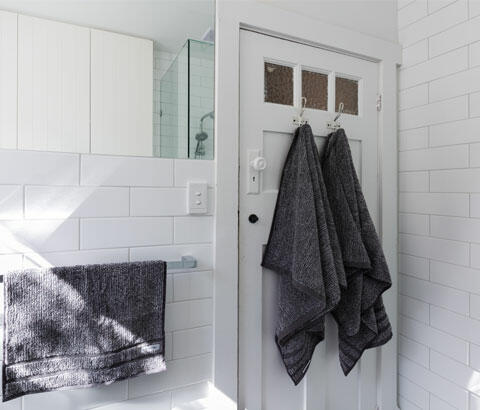 baño con azulejos de metro blancos