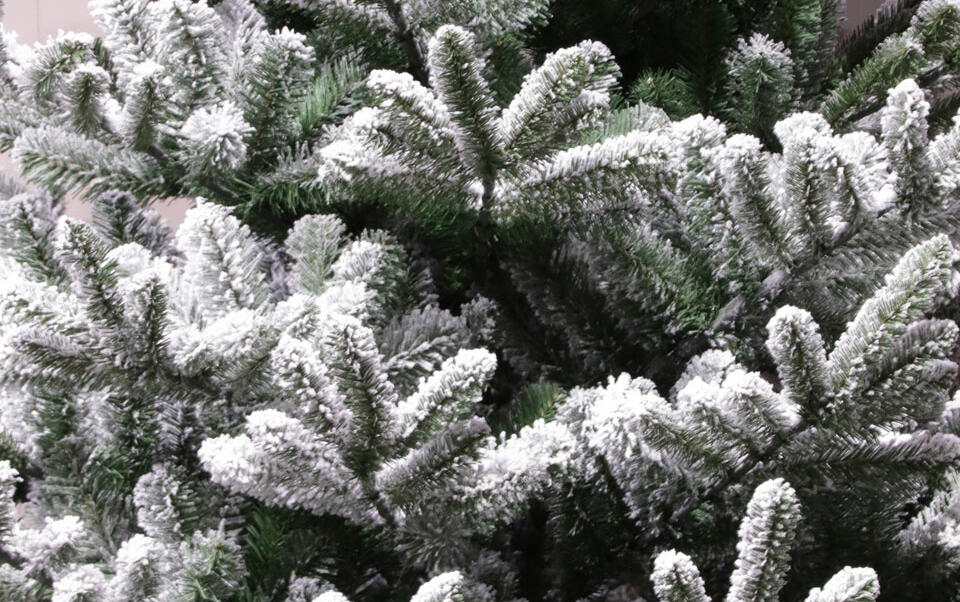 árbol artificial cubierto de nieve