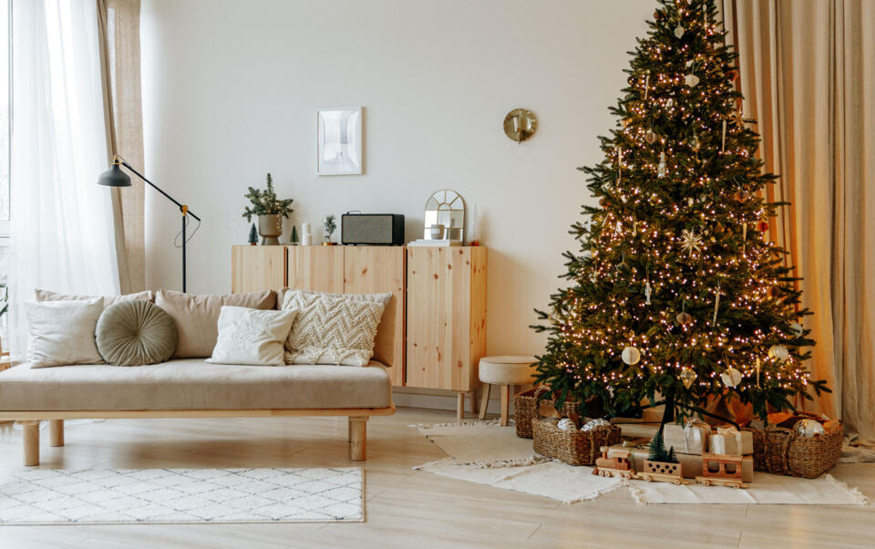 gran árbol de navidad brillante en un samon moderno