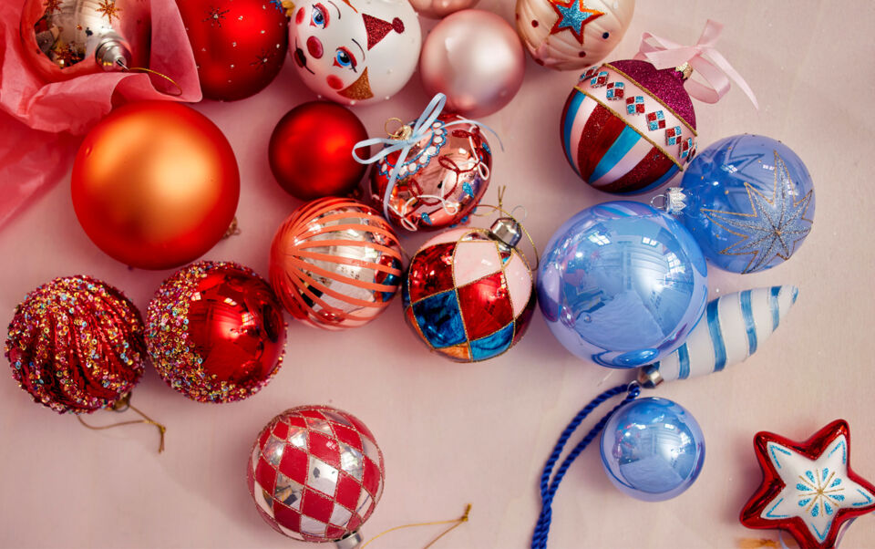 boules de noel bleues et rouges