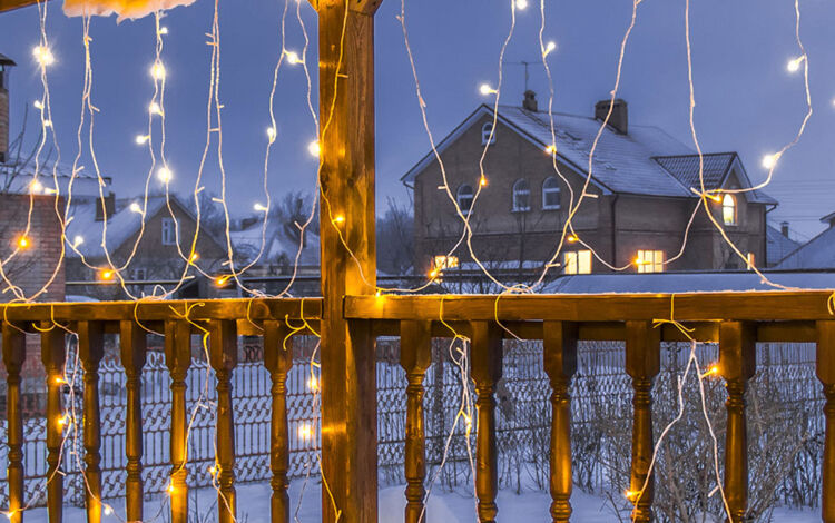 Les meilleures guirlandes lumineuses pour un balcon chaleureux - Le Journal  de la Maison