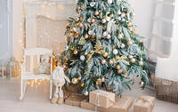 árbol de Navidad dorado y plata