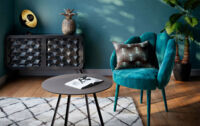 salon tendance avec fauteuil bleu canard