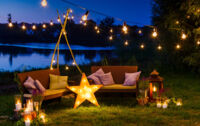 exterior con guirnaldas de luces