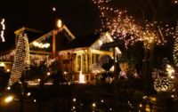 casa illuminata per Natale