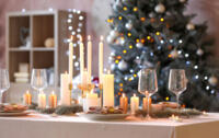 table de fêtes décorée