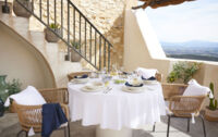 déco table de jardin style méditerrannéen bleu et blanc