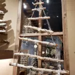 https://cdn2.eminza.com/uploads/cache/legacy_product_150_standard/uploads/media/64ff0b9d6bc5b/arbol-de-navidad-para-colgar-a-pilas-de-madera-ramas-con-luces-star-blanco-calido-2