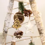 https://cdn2.eminza.com/uploads/cache/legacy_product_150_standard/uploads/media/64ff0fd9b073b/arbolito-de-madera-a-pilas-icelandia-iluminado-blanco-calido-2