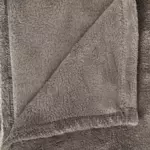 https://cdn2.eminza.com/uploads/cache/legacy_product_150_standard/uploads/media/6500c2ca14250/plaid-doux-150-cm-tendresse-taupe-2