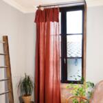 https://cdn2.eminza.com/uploads/cache/legacy_product_150_standard/uploads/media/6516850502b6e/cortina-en-gasa-de-algodon-ajustable-140-x-max-300-cm-gaia-terracota