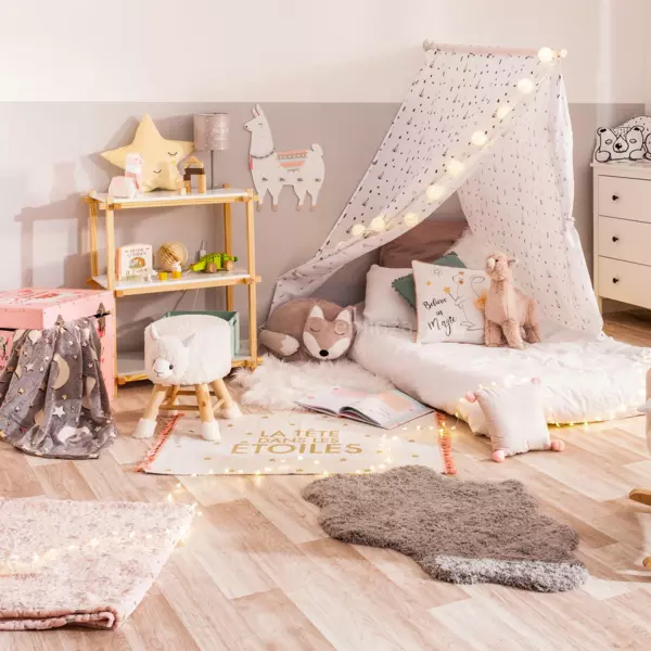 https://cdn2.eminza.com/uploads/cache/legacy_product_600_standard/uploads/media/64fafc94016fd/tapis-90-cm-la-tete-dans-les-etoiles-or-6