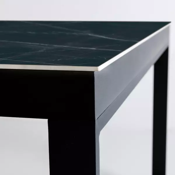 https://cdn2.eminza.com/uploads/cache/legacy_product_600_standard/uploads/media/64fbae828c965/mesa-de-jardin-10-personas-aluminio-ceramica-kore-240-x-120-cm-negro-negro-jaspeado-4