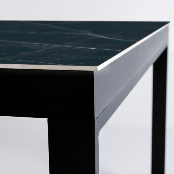 https://cdn2.eminza.com/uploads/cache/legacy_product_600_standard/uploads/media/64fbae828c965/table-de-jardin-10-places-aluminium-ceramique-kore-240-x-120-cm-noir-noir-marbre-4