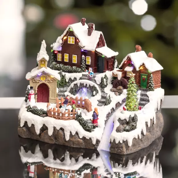 Beleuchtetes Weihnachtsdorf mit Kindern & Schneemann