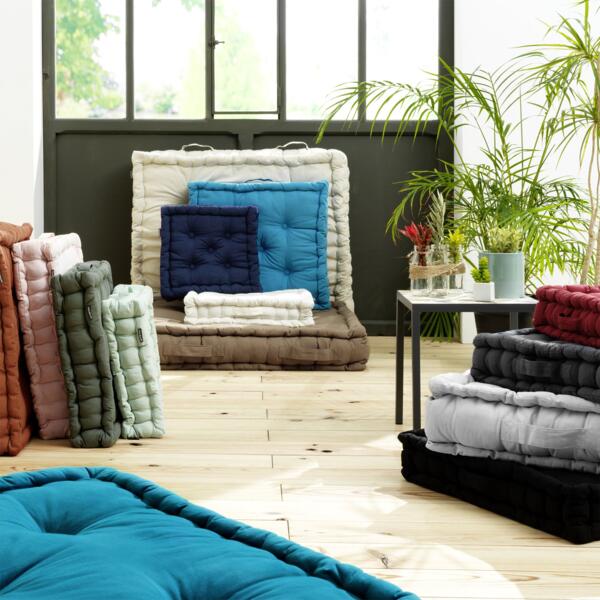 https://cdn2.eminza.com/uploads/cache/legacy_product_600_standard/uploads/media/6500c52c1d87d/coussin-de-sol-40-x-h10-cm-pixel-rouge-cerise-3
