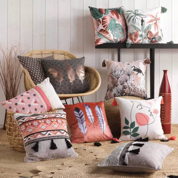 https://cdn2.eminza.com/uploads/cache/legacy_product_600_standard/uploads/media/65015ce2556a2/coussin-carre-45-cm-almea-multicolore-2