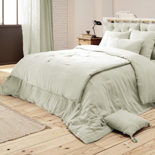https://cdn2.eminza.com/uploads/cache/legacy_product_600_standard/uploads/media/6501935233565/edredon-gaze-de-coton-150-x-150-cm-gaia-vert-tilleul-3