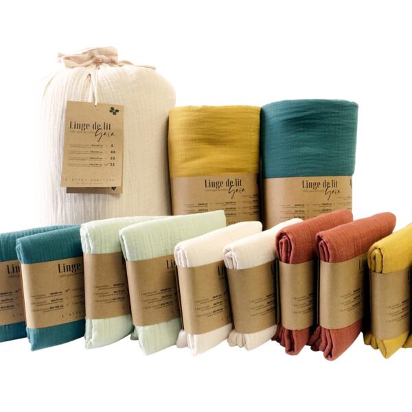 https://cdn2.eminza.com/uploads/cache/legacy_product_600_standard/uploads/media/650193529e42b/edredon-gaze-de-coton-150-x-150-cm-gaia-vert-tilleul-6
