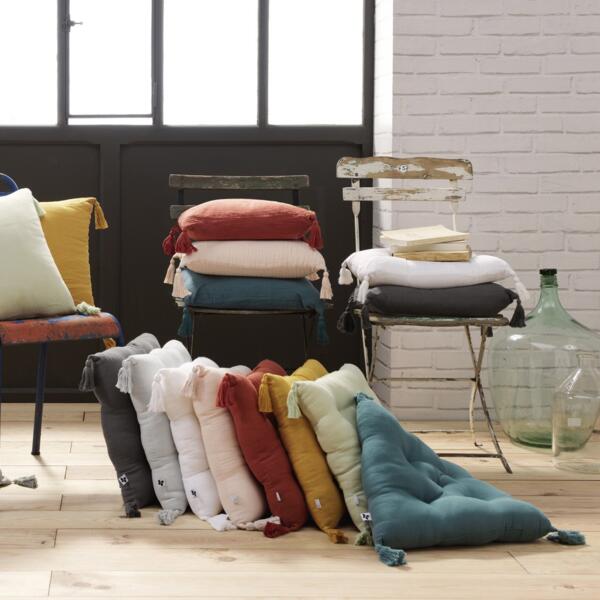 https://cdn2.eminza.com/uploads/cache/legacy_product_600_standard/uploads/media/6501aafe86e38/cojin-para-silla-40-cm-gaia-gris-granito-2