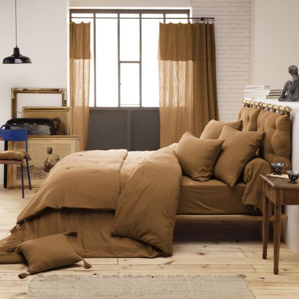 https://cdn2.eminza.com/uploads/cache/legacy_product_600_standard/uploads/media/650d72ebc7ec5/kussensloop-rechthoekig-katoengaas-l70-cm-gaia-camel-4