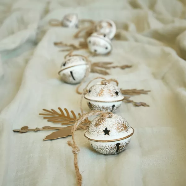 Guirnalda decorativa de metal (120 cm) Campanillas y acebo Beige