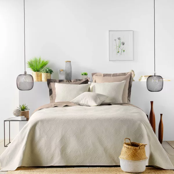 Couvre-lit matelassé et deux taies d'oreiller (240 x 260 cm) Romane Beige