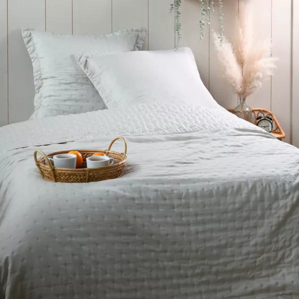 Colcha acolchada Clo y dos fundas de almohada (240 x 220 cm) Marfil