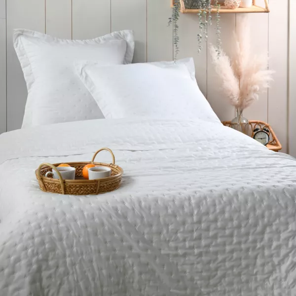 Couvre-lit matelassé avec deux taies d'oreiller (260 x 240 cm) Cléo Blanc