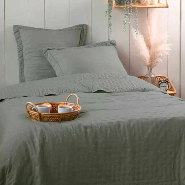 Couvre-lit matelassé et deux taies d'oreiller (260 x 240 cm) Cléo Vert sauge