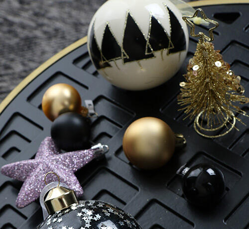 Boule et décoration de sapin : boule de Noël, guirlande, cimier, petite
