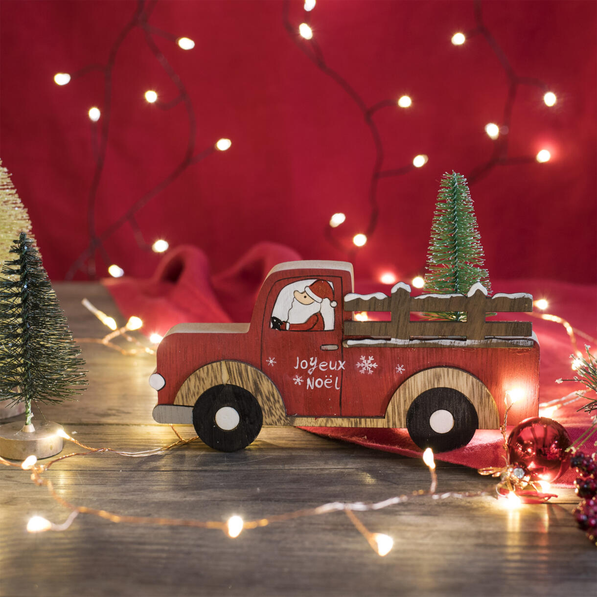 Kerstman in vrachtauto van hout om neer te zetten Rood 1