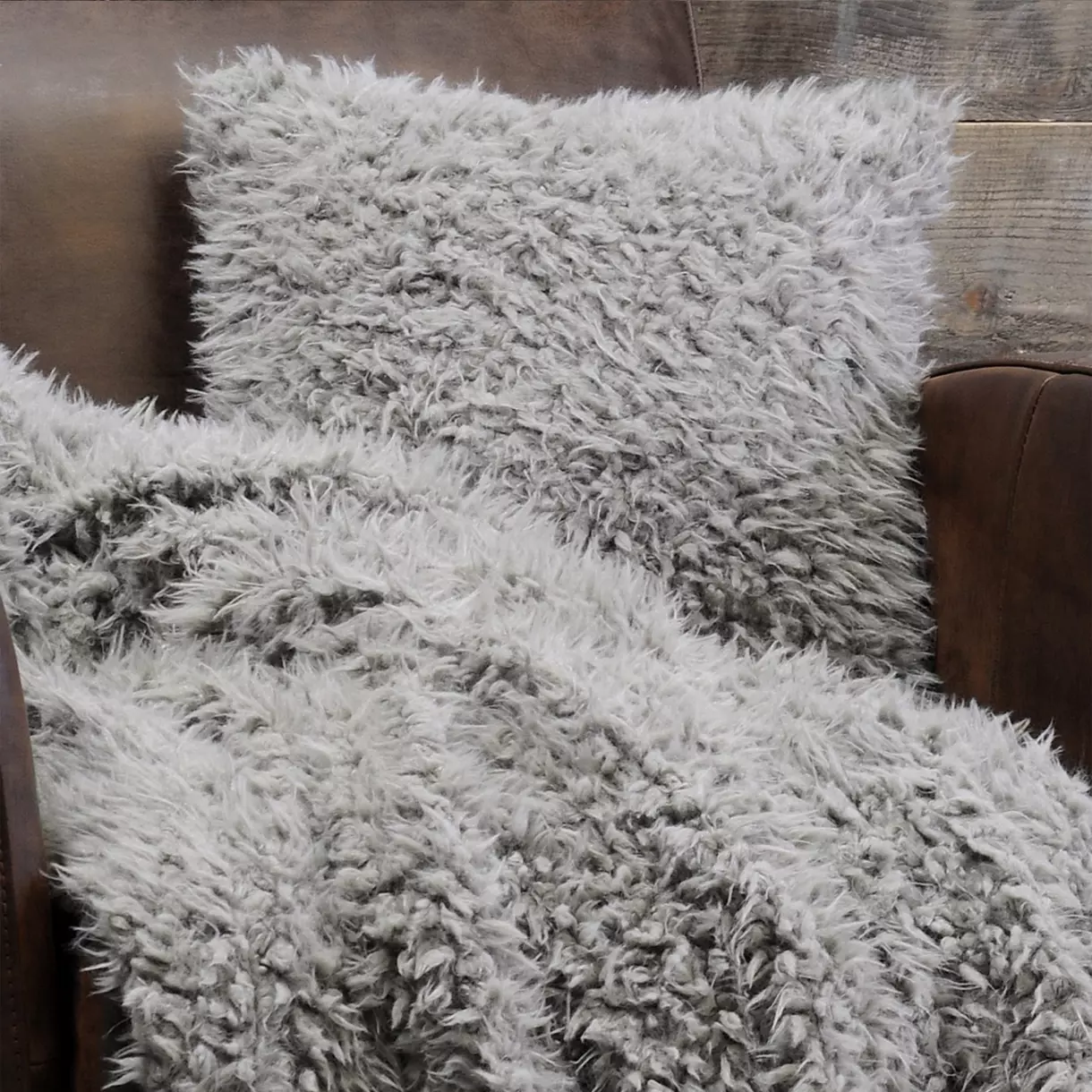 Housse de coussin carrée fausse fourrure (40 cm) Mouton Taupe 1