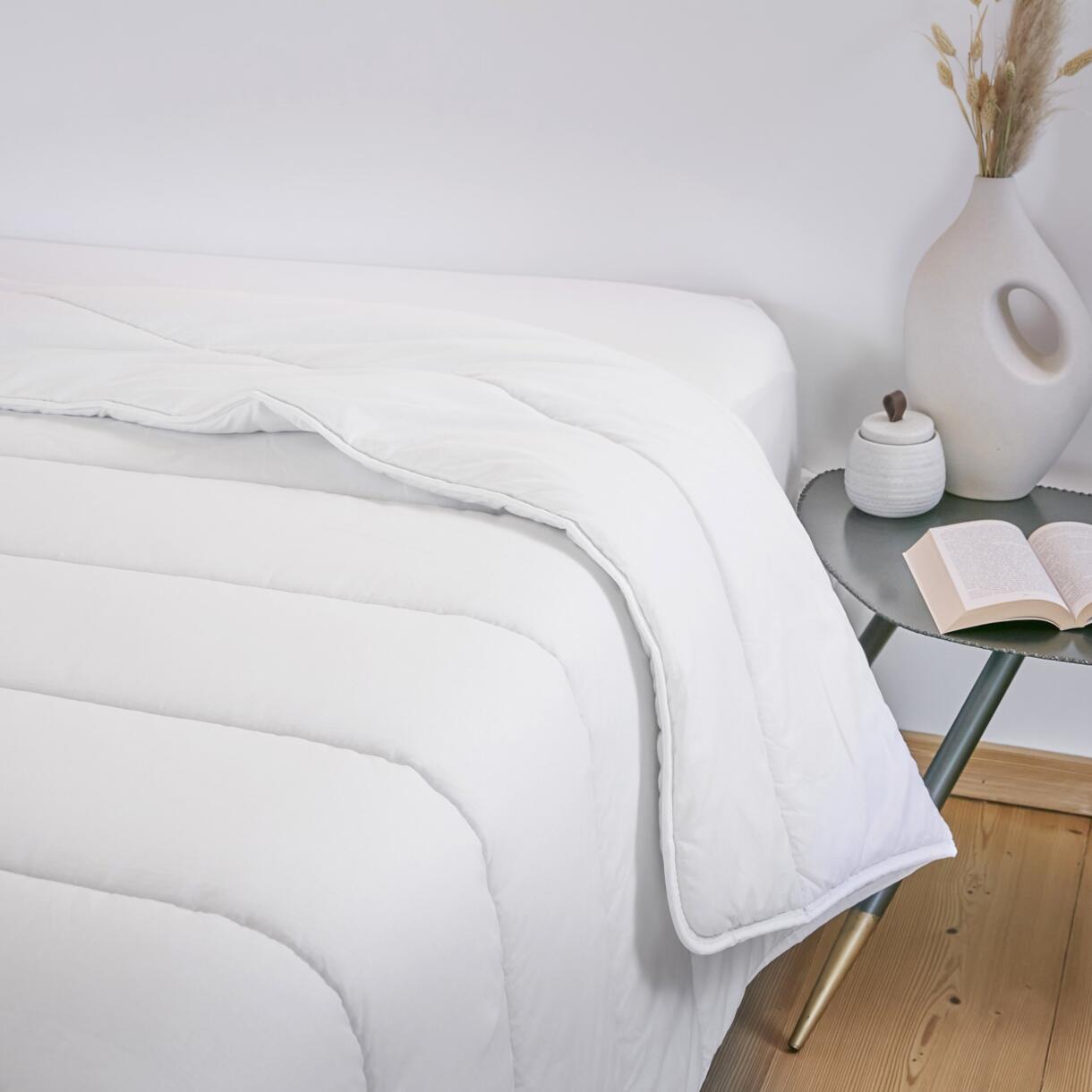Leichte Antimilben Bettdecke (240 cm) Celeste Weiß