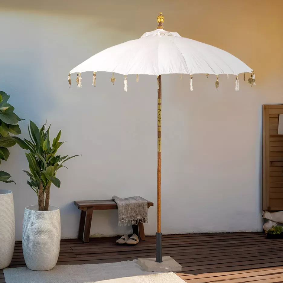 Parasol coton outdoor
DŽcoration:avec ornements metal 
blanc casse dia200.00-H255.00cm